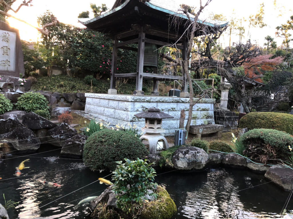 潮音寺　鐘楼と池